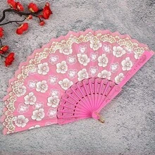 这款白色樱花手扇饰有金色箔片图案，轻巧可折叠，是夏季家庭使用的理想之选。它既可以作为海滩写真或日常穿搭的吸睛道具，也是一款时尚的清凉配饰。 - A - 查看 12