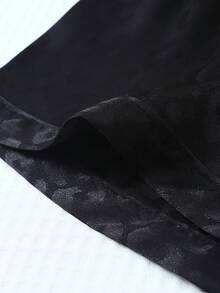 Bộ đồ ngủ mùa hè dành cho nữ gồm 2 món: áo ngắn tay cài cúc cổ bẻ phối màu tương phản và quần short thắt nơ, chất liệu satin in họa tiết da báo, thích hợp mặc ở nhà. - Đen và trắng - Xem 7