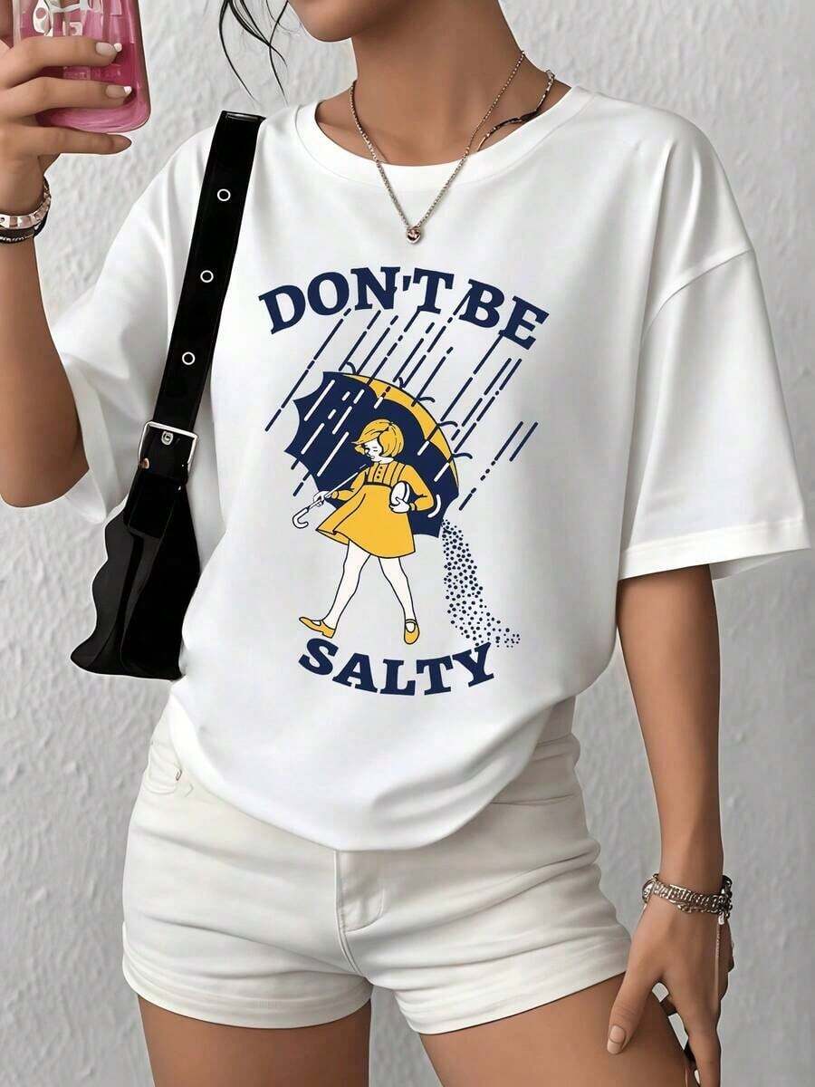Camiseta de manga corta con cuello redondo suave y casual de verano Wo, Figura de niña a caminando bajo la lluvia con paraguas amarillo mientras sostiene sal representando fortaleza y actitud camiseta de mujer 100% algodón 220gt,Tops for Going Out,Cotton,Vintage,European and American Street Style,Sporty Casual,Unisex Style,Urban Casual Style,Nice Tops,G - Negro - Ver 1
