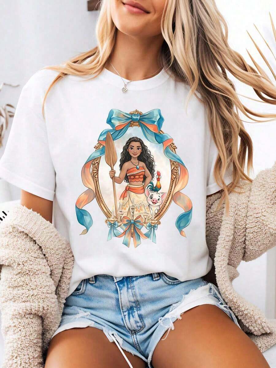 Disney-Style Women's Printed T-Shirt Featuring A Vintage Moana-Inspired Royal Court Illustration As The Cartoon Print Background. This Round-Neck Summer Top Is Crafted From Soft, Comfortable 100% Cotton Fabric, Perfect For Everyday Wear, Outdoor Activities, Or Shopping. It Also Makes An Ideal Choice For Women's Vacation Attire.--Disneys Disneyland Paris The Magic Kingdom Disneyesque B6Holiday Gifts Valentine's Day Gifts Earth Day Gifts Oktoberfest Gifts Summer Bank Holiday Gifts - 白色 - 查看 1
