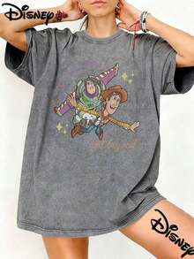 Disney Toy Story Buzz Lightyear Flies Side By Side With Woody, And The Words Infinity And Transcendence Shine With Elements, Printing, Design, Oversized Fashion, Old T-Shirts, Street Style, Retro Fashion Lovers In Spring And Summer Of 2026, Popular Styles, Old T-Shirts, The Same For Men And Women, And Excellent Gifts. - Xám - Xem 2