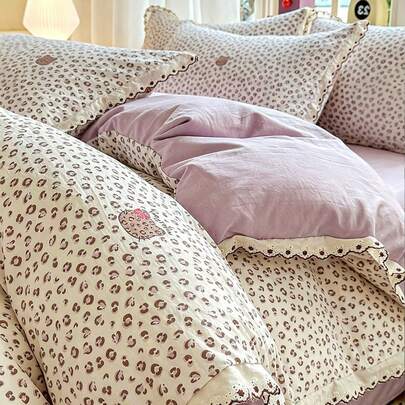 Bộ ga trải giường họa tiết da báo tím mộng mơ, viền ren, 3 món gồm 1 vỏ chăn và 2 vỏ gối, chất liệu thoáng khí, nhiều kích cỡ, phù hợp cho mọi mùa.