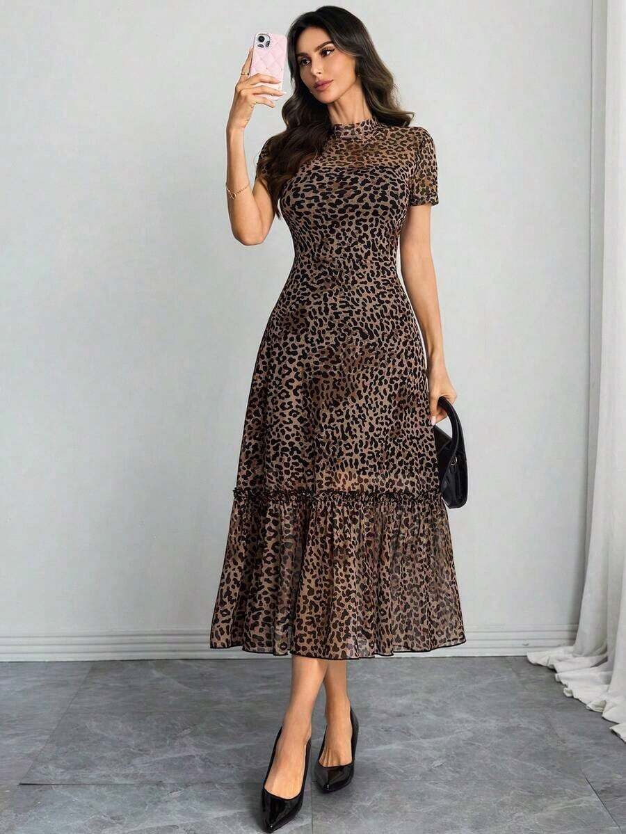 Vestido maxi de verano con cuello redondo, manga corta, cintura con volantes y bajo con volantes, con estampado floral colorido sobre base negra elegante y gótica - Multicolor 2 - Ver 1