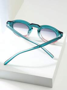 1 chiếc kính gọng tròn nhỏ kiểu retro unisex, thiết kế tối giản, cá nhân hóa, phù hợp cho tiệc tùng, du lịch, đi biển và sử dụng hàng ngày. - Màu xanh lá cây ở trên, màu hồng ở dưới, viền màu xanh dương và vàng. - Xem 3