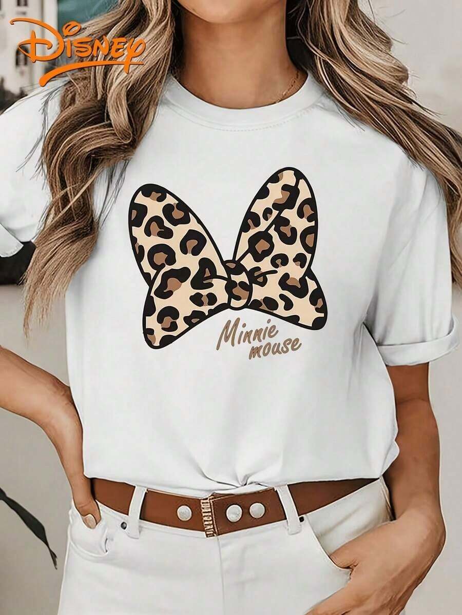 Disney License T Shirts, Disney Minnie Mouse Leopard Print Bow Graphic T-Shirt, Women's Casual Crew Neck Short Sleeve Tee,  Minnie Signature "Minnie Mouse" Print Cotton Top, Edgy Animal Print Casual Summer Everyday Shirt ,Camiseta, Summer Outfits For Women, Summer Clothes, Summer Tops, Tops For Women, Festival Outfits, Summer Tops For Women, Mother's Day, Mother's Day Clothing, Gifts For Family And Friends, Spring Outfits For Women, Officially Licensed Disney T-Shirts, Disney Men's And Women's Spring/Summer Fashion Casual Short-Sleeve T-Shirts - 白色 - 查看 1