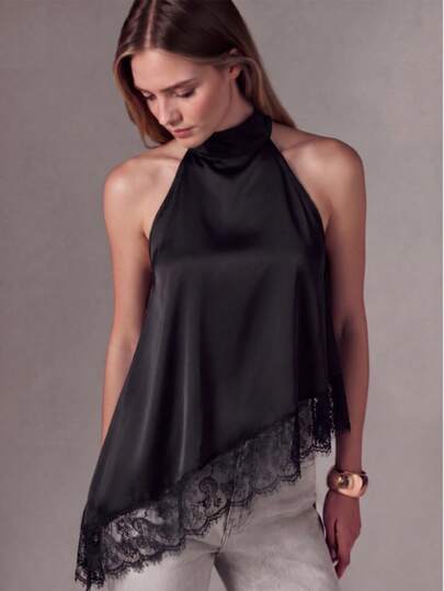 Blusa regata preta feminina, barra assimétrica, costas abertas, detalhes em renda contrastante, comprimento regular para o verão.
