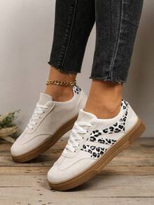 Zapatillas deportivas de lona con estampado de leopardo en parches beige, zapatillas de skate de mujer de corte bajo con cordones, suela gruesa retro, zapatos deportivos casuales - Beis - Ver 1