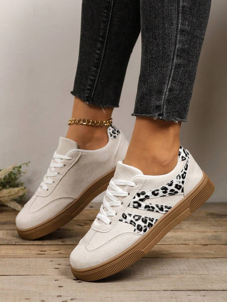 Zapatillas deportivas de lona con estampado de leopardo en parches beige, zapatillas de skate de mujer de corte bajo con cordones, suela gruesa retro, zapatos deportivos casuales - Beis - Ver 1