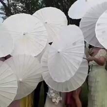 优雅白色婚礼折叠伞 - 手绘新娘伞,木质伞柄,适用于婚礼装饰、派对摄影和唯美拍照道具,防紫外线现代伞,结构精致,婚礼装饰 - 傘 - 查看 6