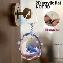 Disney Móc khóa acrylic thiết kế phẳng 2D: Chú Stitch màu xanh đáng yêu đang ngủ trong chiếc giỏ đan hình lưỡi liềm, kết hợp với mặt dây chuyền hình ngôi sao màu tím phát sáng. Lý tưởng làm phụ kiện chìa khóa xe hơi, đồ trang trí ba lô hoặc quà tặng lễ hội - một phụ kiện hoàn hảo cho người hâm mộ *Lilo & Stitch*. - Nhiều màu - Xem 2