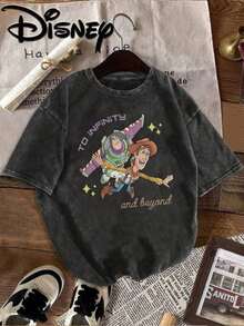Disney Toy Story Buzz Lightyear Flies Side By Side With Woody, And The Words Infinity And Transcendence Shine With Elements, Printing, Design, Oversized Fashion, Old T-Shirts, Street Style, Retro Fashion Lovers In Spring And Summer Of 2026, Popular Styles, Old T-Shirts, The Same For Men And Women, And Excellent Gifts. - màu đen - Xem 1
