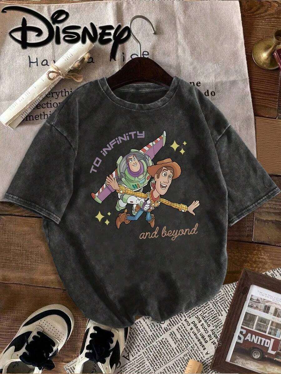 Disney Toy Story Buzz Lightyear Flies Side By Side With Woody, And The Words Infinity And Transcendence Shine With Elements, Printing, Design, Oversized Fashion, Old T-Shirts, Street Style, Retro Fashion Lovers In Spring And Summer Of 2026, Popular Styles, Old T-Shirts, The Same For Men And Women, And Excellent Gifts. - màu đen - Xem 1