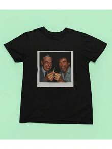 Smile Together Tryckt T-shirt - Trendig svart T-shirt med ett foto i polaroidstil av två vänner som spenderar tid tillsammans - En unik modeartikel lämplig för avslappnade tillfällen och vardagsbruk. - Svart - Visa 1