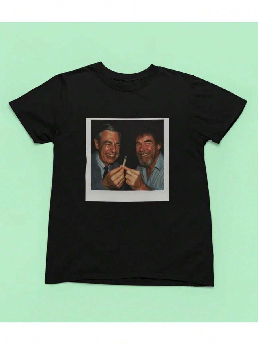 Smile Together Tryckt T-shirt - Trendig svart T-shirt med ett foto i polaroidstil av två vänner som spenderar tid tillsammans - En unik modeartikel lämplig för avslappnade tillfällen och vardagsbruk. - Svart - Visa 1