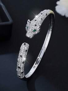 Một chiếc vòng tay hình báo đốm khảm đồng sang trọng, được đính hoàn toàn bằng đá Zirconia, với thiết kế kim cương lấp lánh. Thích hợp để đeo hàng ngày và trong các dịp lễ, làm quà tặng cho bạn bè nữ hoặc mẹ, giúp tô điểm thêm vẻ đẹp và sự thanh lịch. - Nhiều màu - Xem 3