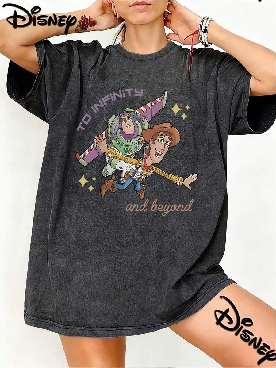 Disney Toy Story Buzz Lightyear Flies Side By Side With Woody TO INFINITY And Beyond, And The Words Shine With Elements, Prints, Designs, , Oversized Fashions, Old T-Shirts, Street Styles, Vintage Fashion Lovers In Spring And Summer Of 2026, Popular Styles, Old Round Neck T-Shirts, Unisex, Excellent Gifts. - màu đen - Xem 1