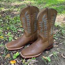 Botas vaqueras de piel para hombre color café chocolate con bordado, puntera cuadrada y caña media, cómodas y resistentes para actividades en el exterior Suela de Cuero - Marrón - Ver 9