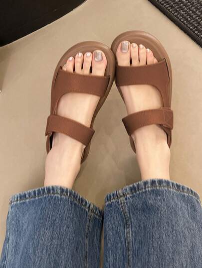 Sandalias para mujer casuales y versátiles, chanclas de PVC suave con doble correa ajustable, huaraches modernos de suela antideslizante y transpirable. Calzado de verano estilo minimalista con plataforma baja, zapatos cómodos para dama ligeros y resistentes al desgaste, diseño de moda urbana elegante y flexible.