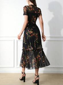 Vestido maxi de verano con cuello redondo, manga corta, cintura con volantes y bajo con volantes, con estampado floral colorido sobre base negra elegante y gótica - Multicolor - Ver 6