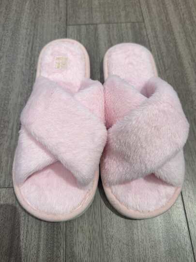 Pantoufles en peluche à design croix, chaudes et antidérapantes pour l'intérieur avec semelle épaisse et douce. Pantoufles en fourrure d'hiver pour couples
