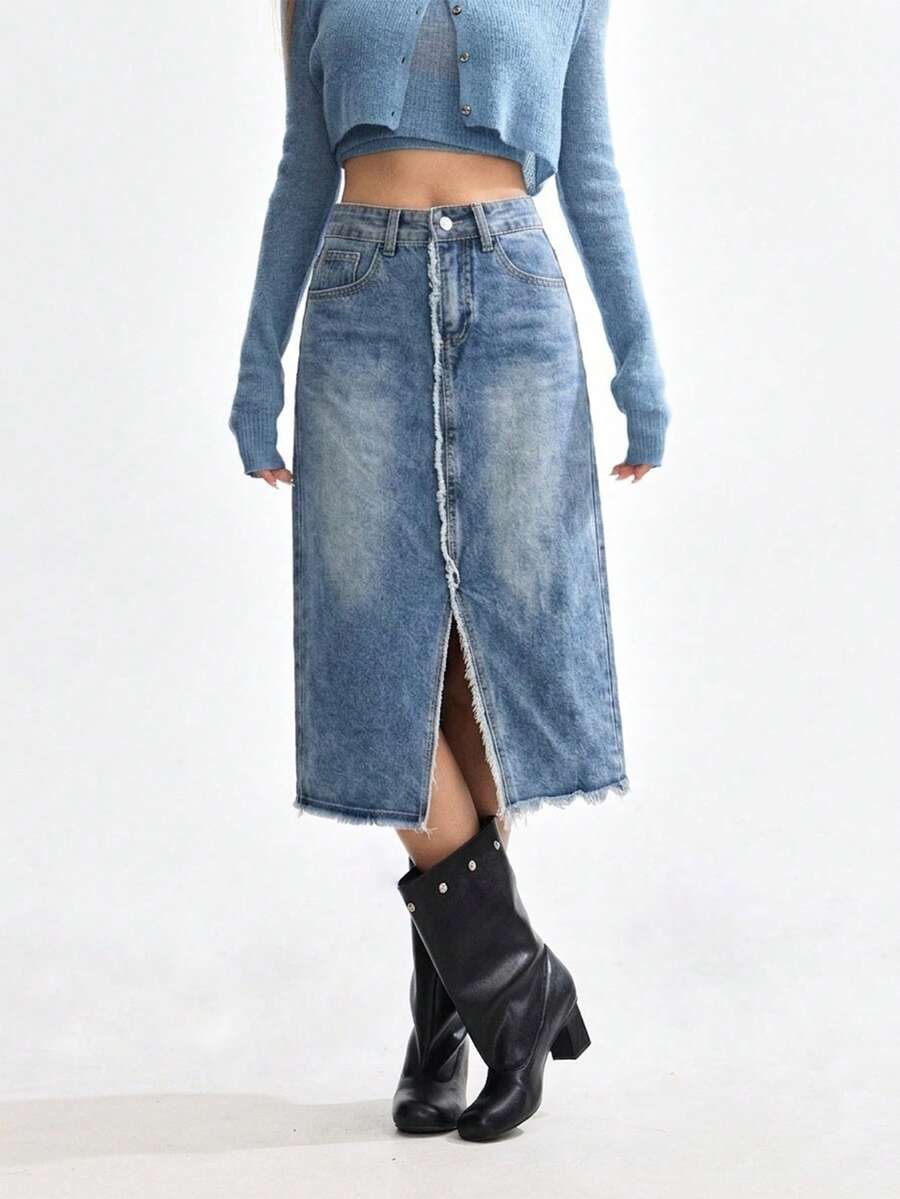 Gonna di jeans mini casual in denim tinta unita, lavaggio chiaro, orlo sfrangiato, stile di strada, adatta per uso quotidiano in primavera/estate
