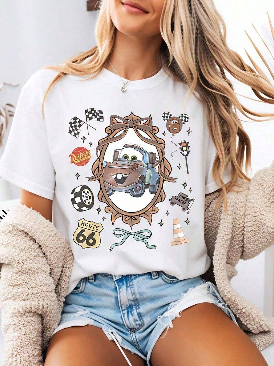 Disney-Style Women's Graphic Tee Featuring A Humorous Vintage-Style Border Print Of Tow Mater From Cars. This Women's Summer Clothing Item Is A Crew Neck Tee Made From Soft, Comfortable 100% Cotton Fabric. Perfect For Everyday Wear, Outdoor Activities, Or Shopping Outings. Also Ideal As Women's Vacation Wear.--Disneys Disneyland Paris The Magic Kingdom Disneyesque B6Holiday Gifts Valentine's Day Gifts Earth Day Gifts Oktoberfest Gifts Summer Bank Holiday Gifts - 白色 - 查看 1