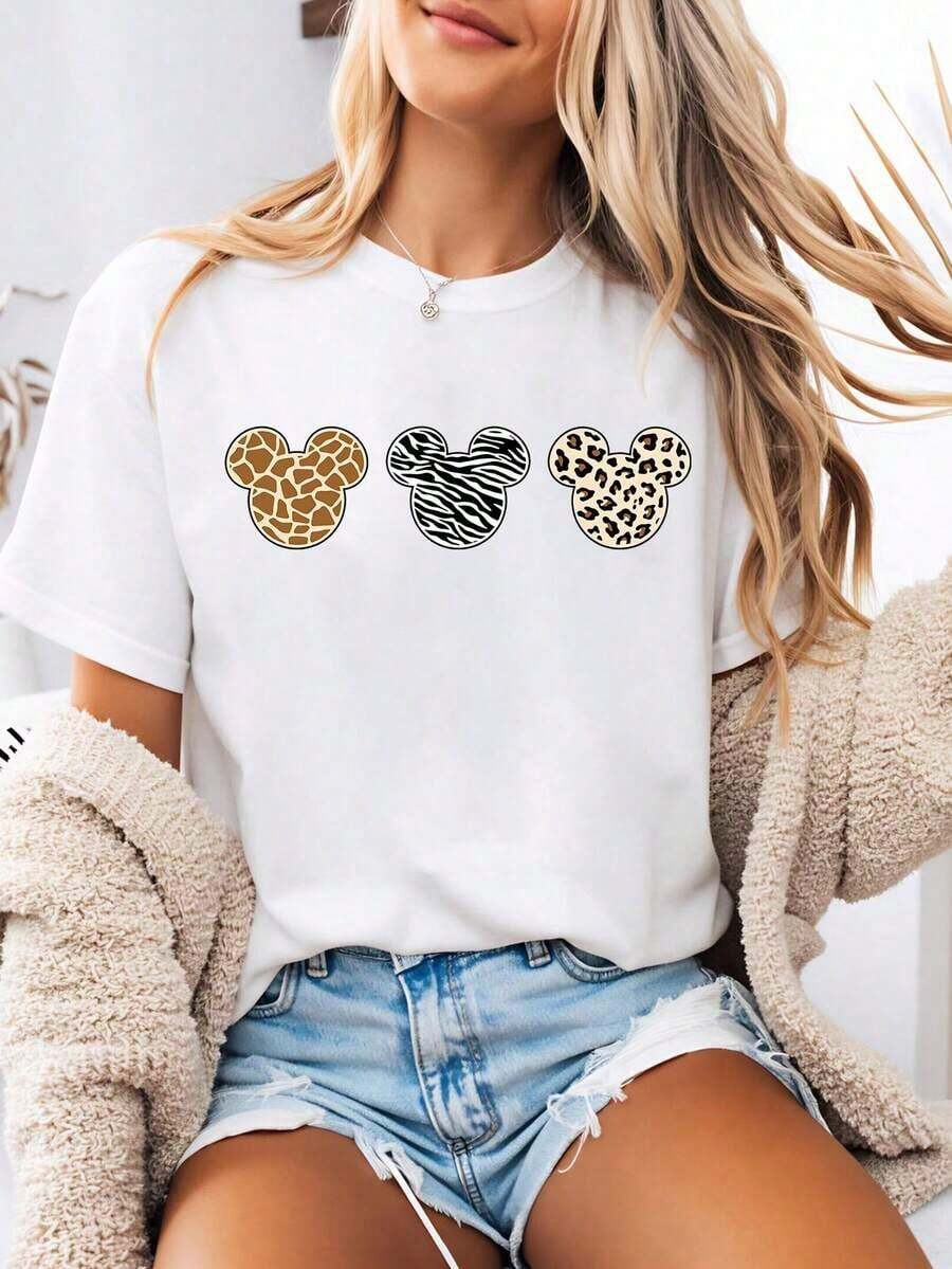 Disney-Style Women's Printed T-Shirt Featuring A Cartoon Print Of Three Mickey Mouse Heads In Leopard, Zebra, And Giraffe Patterns. This Round-Neck Summer Top Is Crafted From Soft, Comfortable 100% Cotton Fabric, Perfect For Everyday Wear, Outdoor Activities, Or Shopping. It Also Makes An Ideal Choice For Women's Vaca--Disneys Disneyland Paris The Magic Kingdom Disneyesque B6Holiday Gifts Valentine's Day Gifts Earth Day Gifts Oktoberfest Gifts Summer Bank Holiday Gifts - 白色 - 查看 1