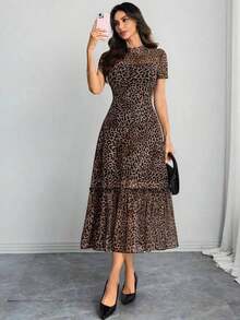 Vestido maxi de verano con cuello redondo, manga corta, cintura con volantes y bajo con volantes, con estampado floral colorido sobre base negra elegante y gótica - Multicolor 2 - Ver 7