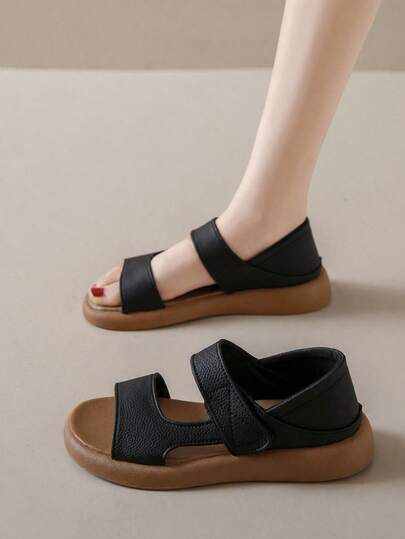 Sandalias para mujer casuales y versátiles, chanclas de PVC suave con doble correa ajustable, huaraches modernos de suela antideslizante y transpirable. Calzado de verano estilo minimalista con plataforma baja, zapatos cómodos para dama ligeros y resistentes al desgaste, diseño de moda urbana elegante y flexible.