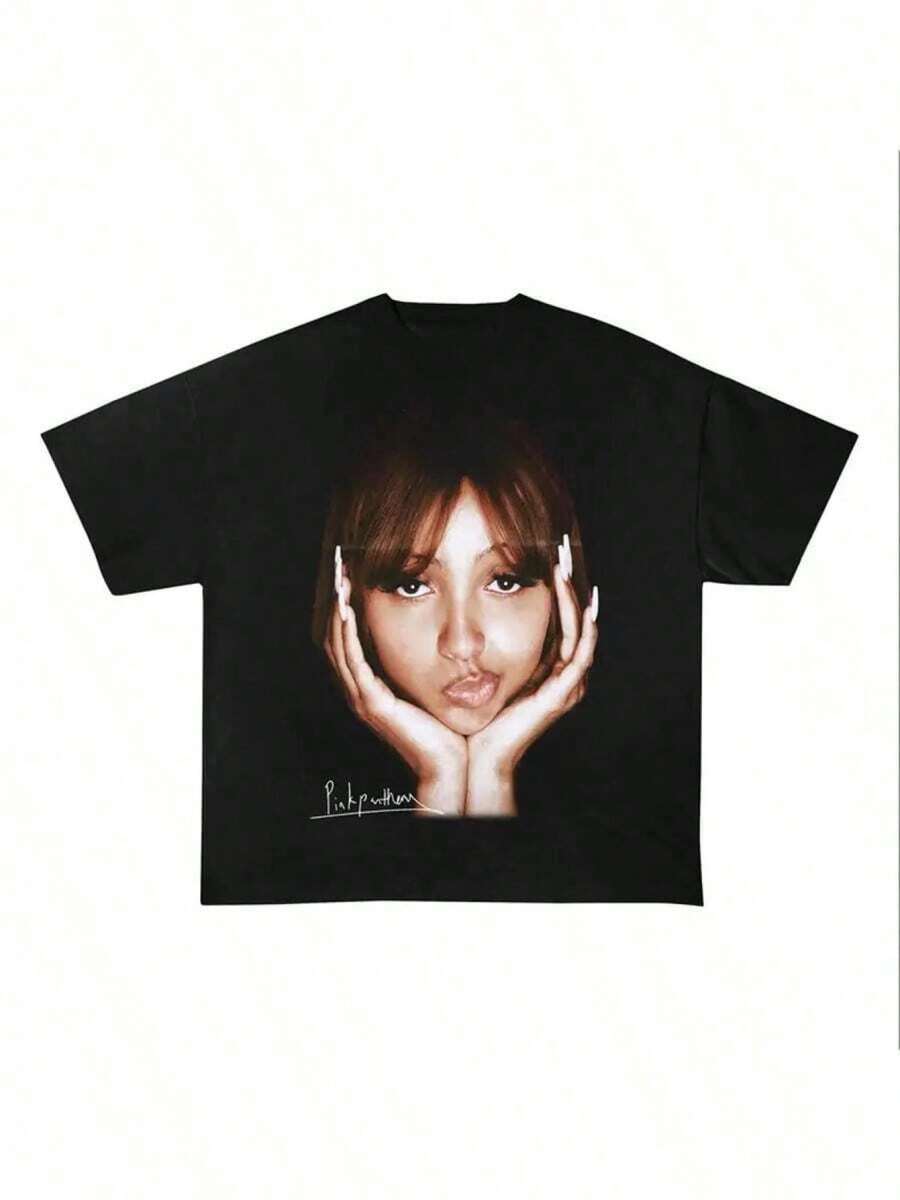 Denna trendiga sommar-T-shirt med porträtttryck har korta ärmar och passar alla. Den stilfulla porträttdesignen utstrålar individualitet och en känsla för mode. Den lösa passformen säkerställer komfort och är mångsidig. Sommartoppar Skjorta T-shirts Damtoppar T-shirt Tröjor Festival  Skjorta  Skjortor T-shirt Gym Sommaroutfits - Svart - Visa 1