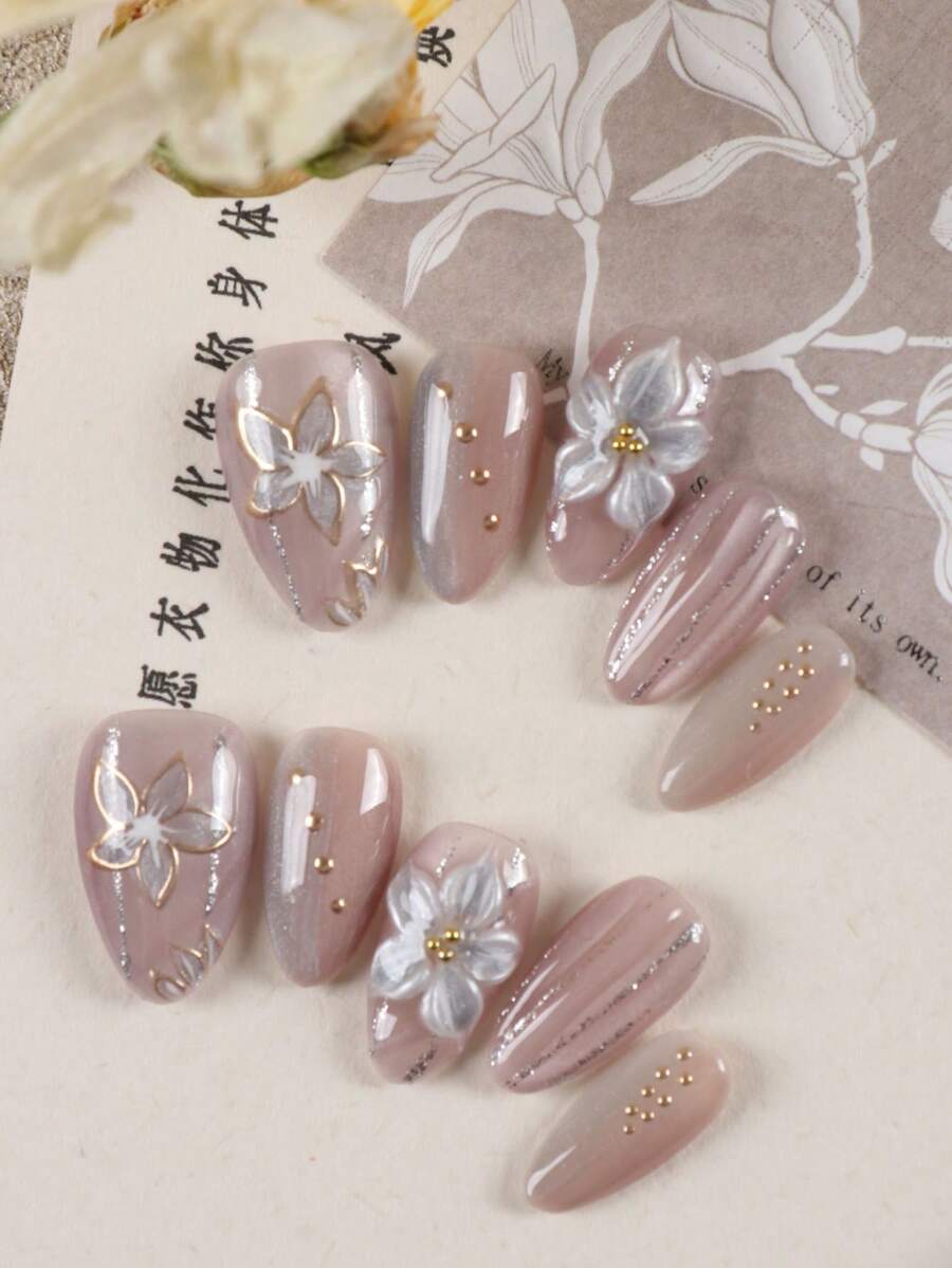 10片装美甲贴片套装,包含杏仁色、薰衣草色、猫眼色、蓝色花朵和金色短款美甲贴片,内含1张粘性贴纸和1个迷你指甲锉。 - 彩色 - 查看 1