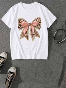 Nueva camiseta de manga corta con cuello redondo para mujeres, diseño primavera-verano, combina perfectamente un nudo de mariposa moderno y minimalista con estampados de letras en inglés, transpirable y absorbe la sudoración.Envío directo desde nuestro almacén local, modelo para parejas, ideal para llevar en pareja. - Blanco - Ver 2