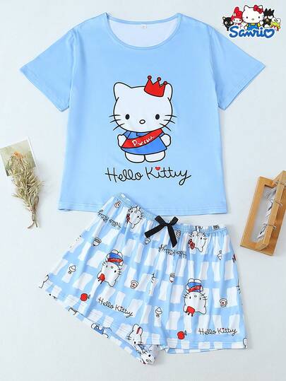  Bộ đồ ngủ nữ mùa xuân/hè in hình Hello Kitty của Sanrio, gồm 2 món: Áo tay ngắn cổ tròn và quần short có nơ, kiểu dáng rộng rãi thoải mái.
