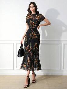 Vestido maxi de verano con cuello redondo, manga corta, cintura con volantes y bajo con volantes, con estampado floral colorido sobre base negra elegante y gótica - Multicolor - Ver 3