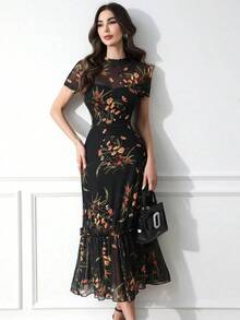 Vestido maxi de verano con cuello redondo, manga corta, cintura con volantes y bajo con volantes, con estampado floral colorido sobre base negra elegante y gótica - Multicolor - Ver 5