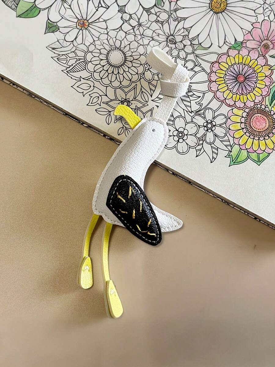1个可爱的海鸥吊坠，采用PU皮革制成，色彩缤纷，适合作为各种包包挂饰、汽车钥匙扣，是送给女性的理想礼物。