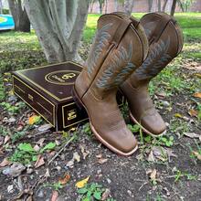 Botas vaqueras de piel para hombre color café chocolate con bordado, puntera cuadrada y caña media, cómodas y resistentes para actividades en el exterior Suela de Cuero - Marrón - Ver 8