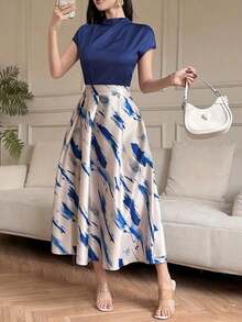 Conjunto de 2 piezas de verano con top de cuello drapeado de unicolor elegante y falda evasé con estampado floral contrastante para mujer - Azul - Ver 3