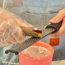 Dụng cụ bào phô mai bằng thép không gỉ, dùng để bào phô mai Parmesan, sô cô la, trái cây, gừng, lưỡi dao thép không gỉ sắc bén, có lưới bào, dụng cụ đưa sô cô la vào, tay cầm chống trượt, dụng cụ nhà bếp tiện ích. - Nhiều màu - Xem 9