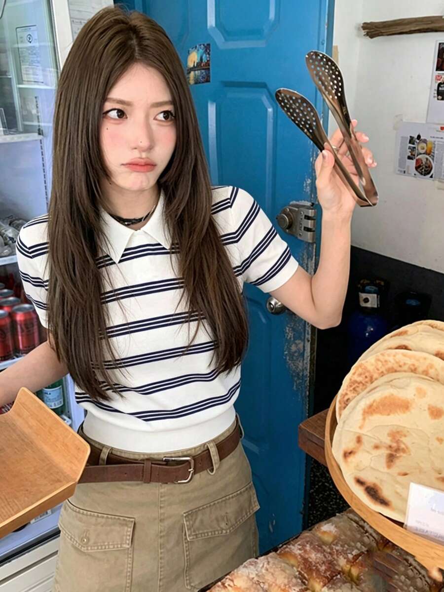 女款 Polo 針織條紋短袖 T-Shirt，翻領針織短版上衣（隨機條紋）白色夏季款