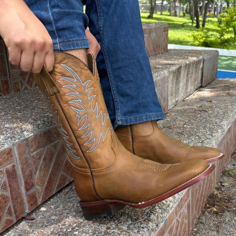 Botas vaqueras de piel para hombre color café chocolate con bordado, puntera cuadrada y caña media, cómodas y resistentes para actividades en el exterior Suela de Cuero