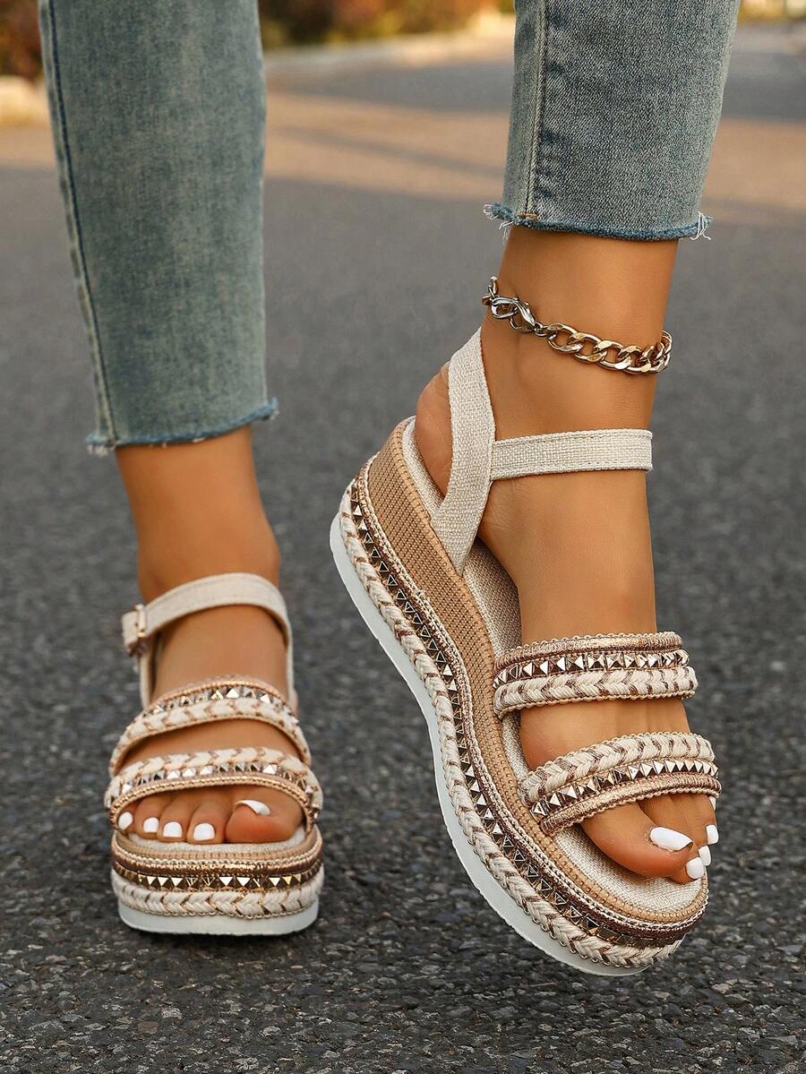 Sandal Wedges Wanita Modis Musim Panas, Gaya Bohemian dengan Desain Ujung Terbuka Berhiaskan Rivet dan Tali Pergelangan Kaki, Sepatu Datar Kasual Elegan yang Bernapas dan Nyaman