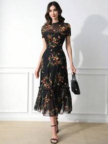 Vestido maxi de verano con cuello redondo, manga corta, cintura con volantes y bajo con volantes, con estampado floral colorido sobre base negra elegante y gótica - Multicolor - Ver 7