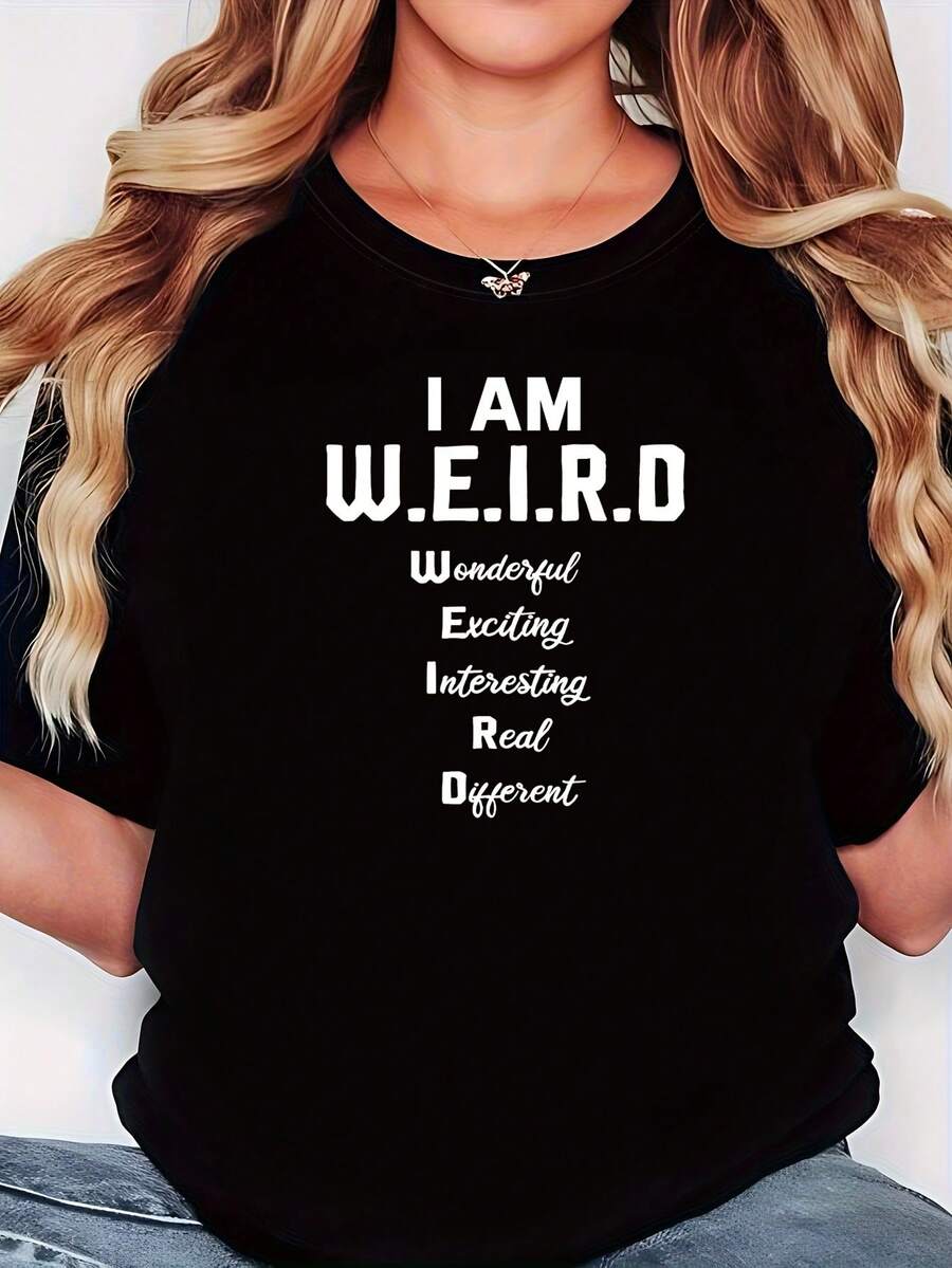 Elegante camiseta de uso diario en talla grande presenta texto blanco sobre una camiseta negra, creando un fuerte contraste. La frase "W.E.I.R.D" está resaltada en negrita, mientras que las palabras explicativas que la rodean están en un estilo fino y manuscrito, ofreciendo tanto enfoque como detalle. Camiseta negra de manga corta y cuello redondo con estampado, lavable a máquina, estilo casual, ajuste cómodo, diseño elegante, versátil para el uso diario, tela suave, estilo moderno y chic. - Negro - Ver 1