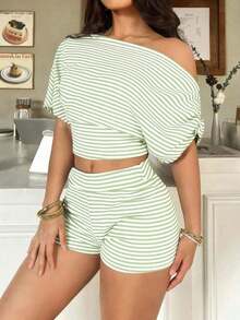 Set de 2 piezas con top de manga corta con hombro asimétrico y rayas, y shorts de talle bajo para mujer, para primavera/verano - Verde - Ver 3