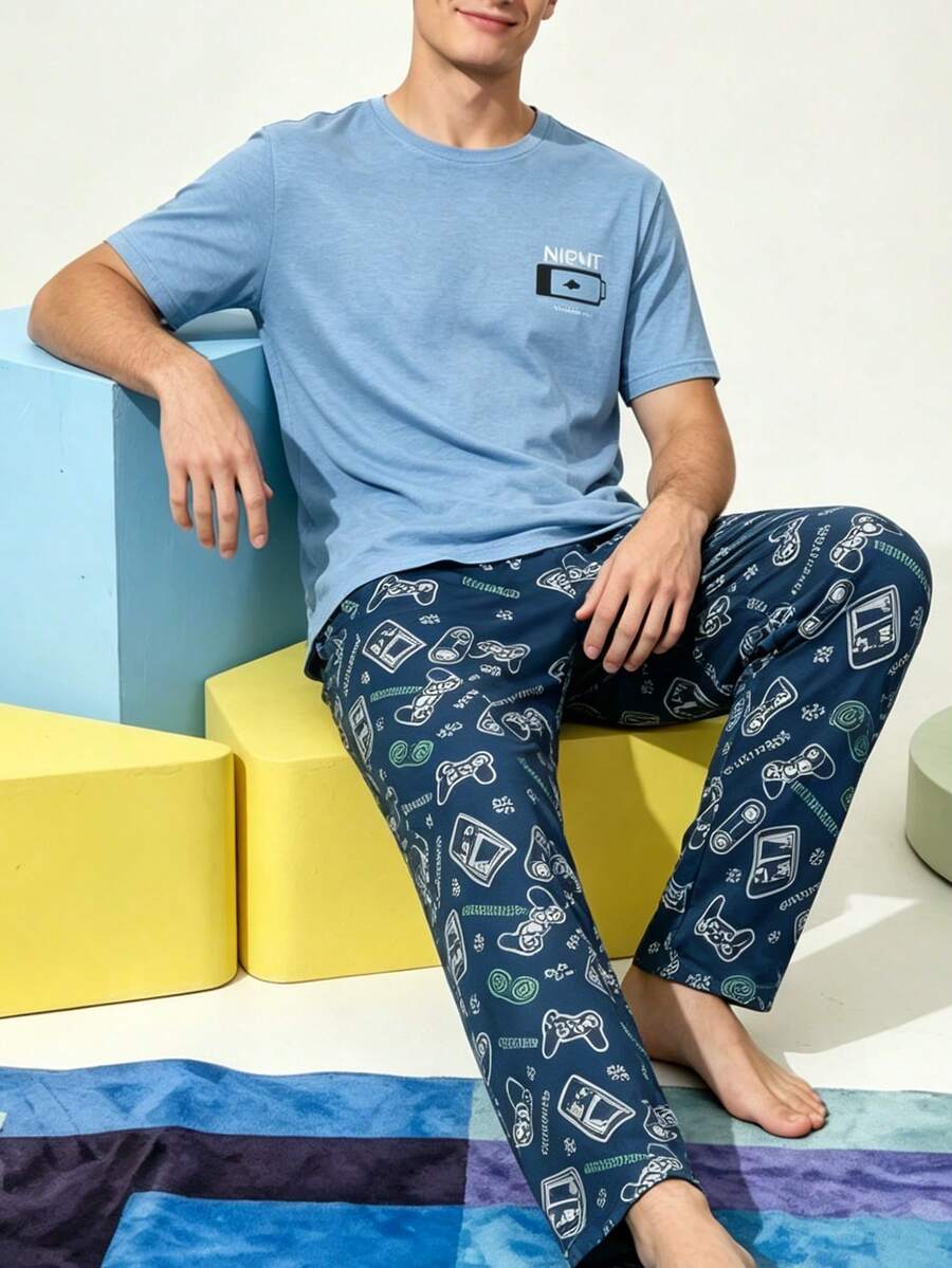 休閒青年男士睡衣套裝，春夏薄款圓領卡通遊戲機印花兩件組，短袖 & 長褲，舒適家居服適合戶外穿著 - 彩色 - 查看 1