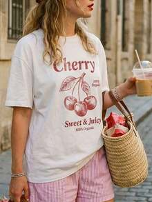 Camiseta de mujer estilo Y2K con hombros caídos y corte holgado, estampado de letras con efecto vintage "Cherry Sweet & Juicy", manga corta, estilo retro de los 90 con gráficos de frutas desgastadas, ropa urbana, top casual de corte holgado estilo coquette cottagecore, atuendo moderno estilo Y2K, camisetas casuales de verano para salir, perfecta para uso diario, regreso a clases, citas, viajes diarios, cafeterías, viajes, festivales de música, raves, fiestas, estilo urbano, discotecas, esencial para el verano de las chicas modernas, camiseta casual apta para tallas grandes, ropa de moda para mujer. - Blanco - Ver 6