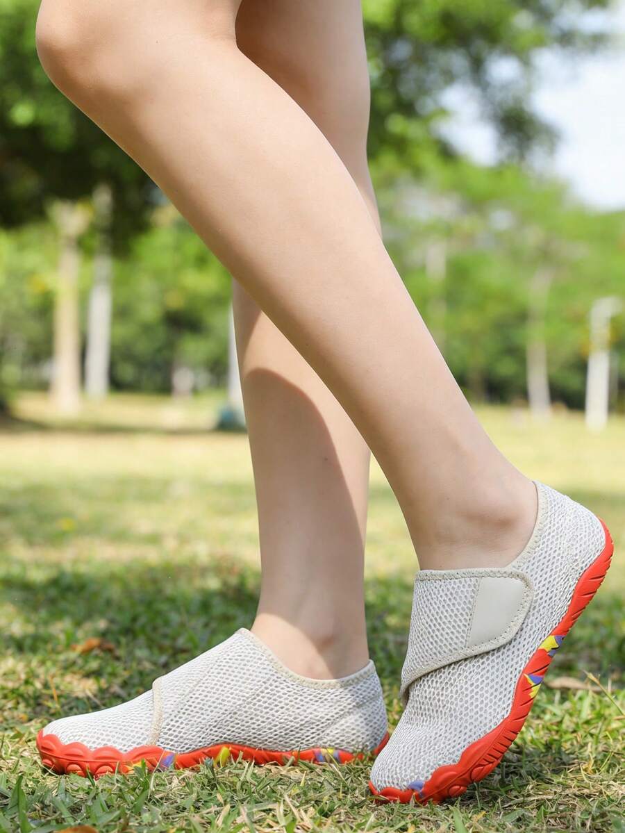 Giày nữ form rộng 2025 mới, giày casual lưới thoáng khí dán băng gai, giày đi bộ size lớn thoải mái chống trượt, giày thời trang đa năng dùng cho mọi mùa