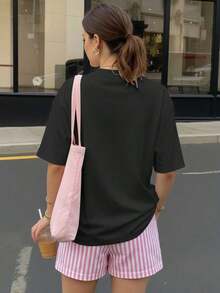 Conjunto de camiseta de manga corta holgada con estampado "Be Still & Know" y pantalones cortos a rayas, traje de mujer, conjunto de dos piezas femenino, atuendo de verano para mujer, ropa de vacaciones, ropa de viaje, estilo de playa, vestimenta de vacaciones minimalista - Negro - Ver 2
