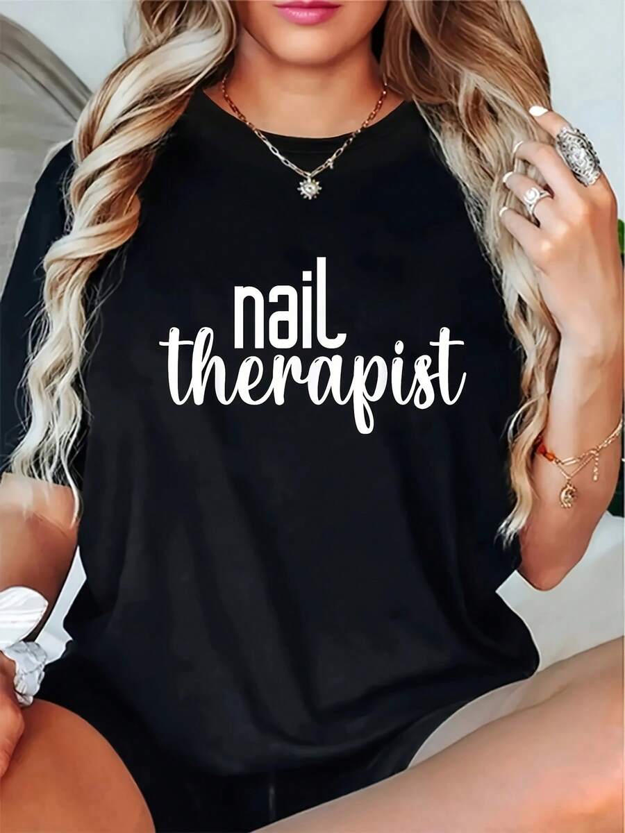 Ropa de Mujer, Camiseta de Manicurista con Estampado de Letras - Top Holgado Casual de Cuello Redondo y Manga Corta, con diseños de arte de uñas y patrones de texto de manicurista, ropa de trabajo transpirable para primavera/verano adecuada para salones de uñas, lavable a máquina para un ajuste cómodo, estampado de carácter social a la moda, corte relajado adecuado para terapeutas de uñas y profesionales de la belleza, atuendo casual elegante. - Negro - Ver 1